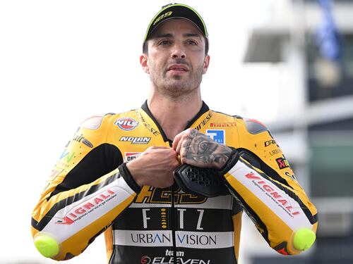 Andrea Iannone e i sex toys sul letto: la foto viene rimossa ma ormai è polemica