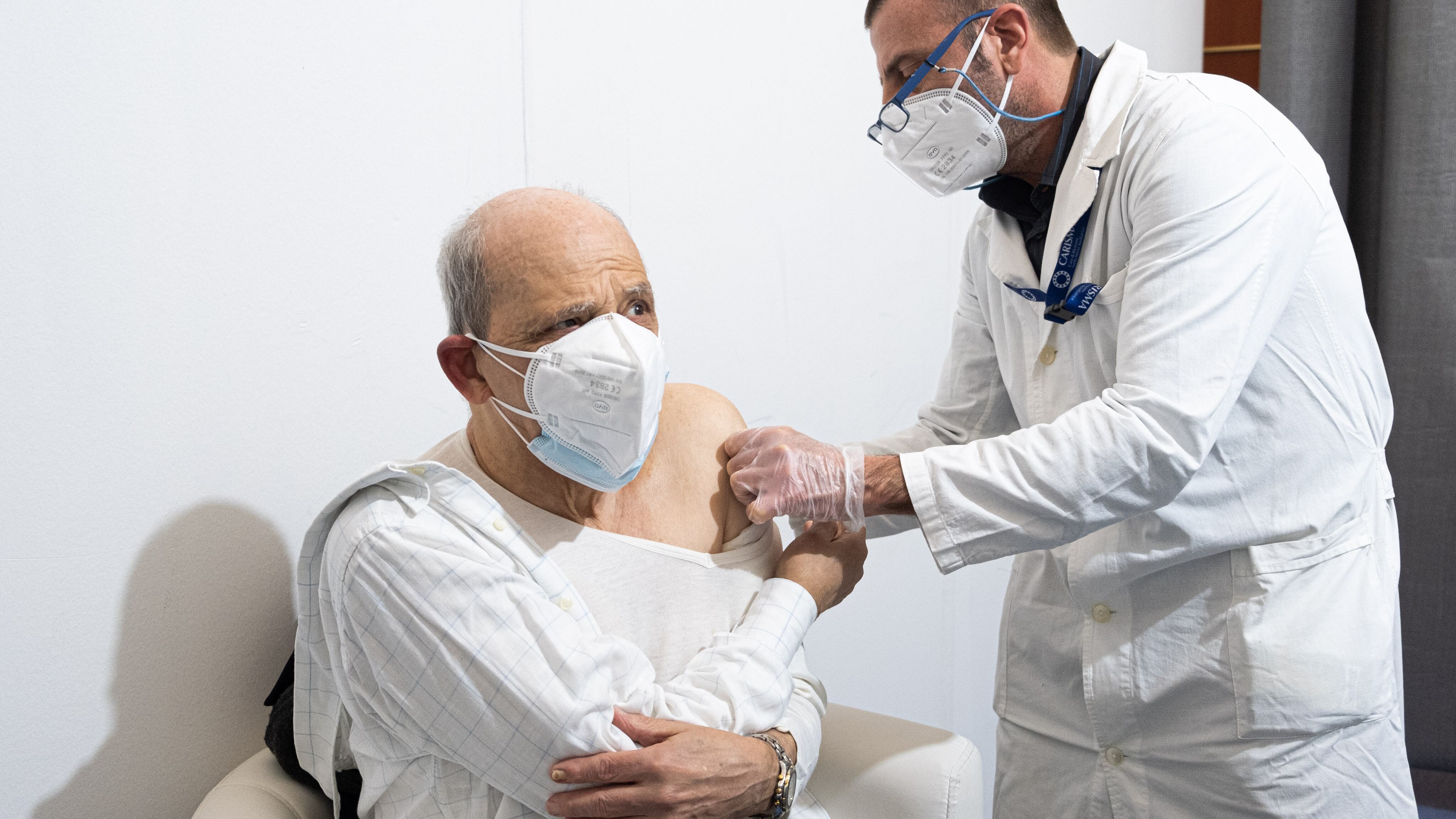 E l'Italia ripensa tutto il suo piano vaccinale. Così sarà più veloce immunizzare i giovani