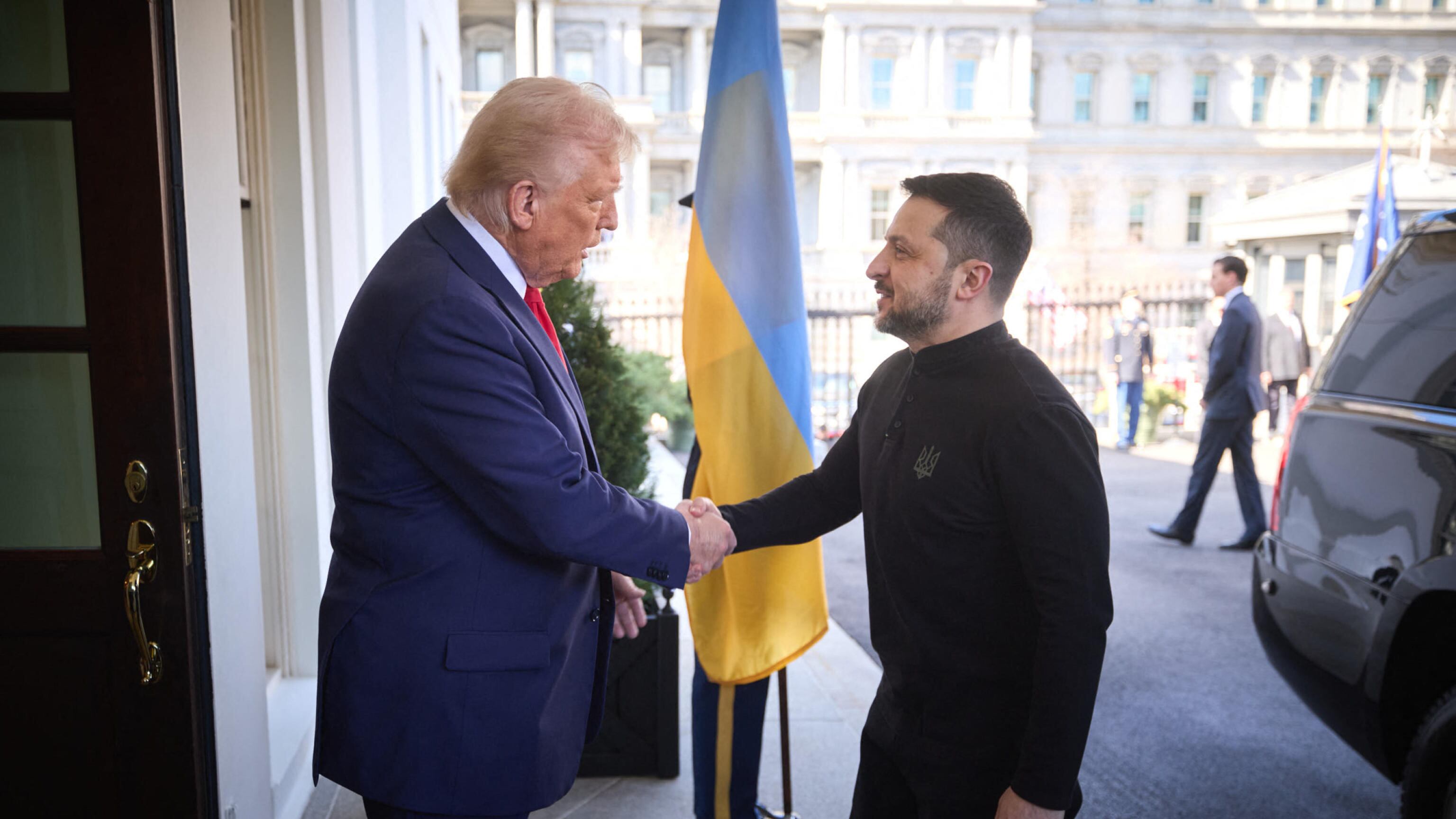 "Cosa indossa?". L'abito di Zelensky alla Casa Bianca diventa un caso: ecco perché