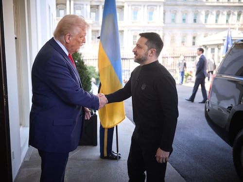 "Cosa indossa?". L'abito di Zelensky alla Casa Bianca diventa un caso: ecco perché