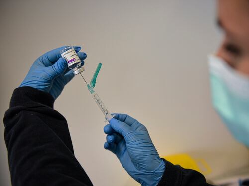 "Indagine su un disturbo raro". Un'altra tegola su AstraZeneca