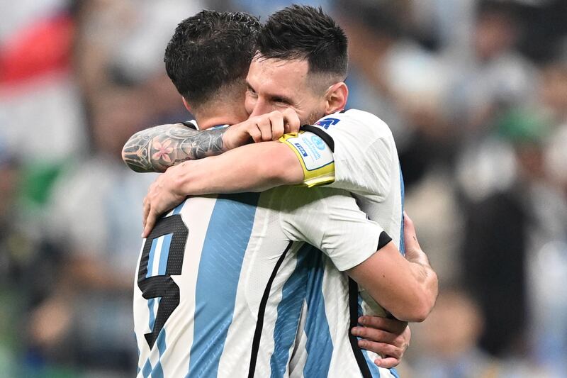 Lionel Messi e Julian Alvarez festeggiano la vittoria