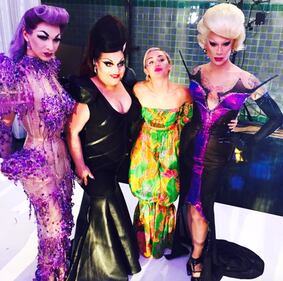 Pizza, gattini, nudità e drag queen: la vita privata in pubblico di Miley Cyrus 19