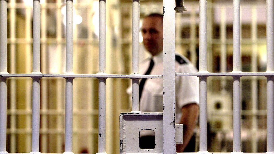 Urla "Allah akbar" e aggredisce i poliziotti in carcere