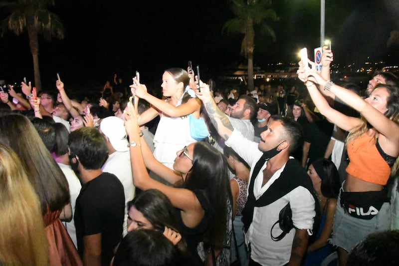 Nonostante i divieti di ballo e assembramenti non si ferma la movida 6