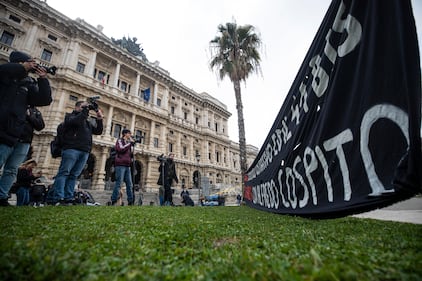 Anarchici davanti al palazzo della Cassazione di Roma 1