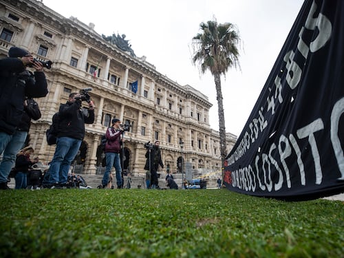 Anarchici davanti al palazzo della Cassazione di Roma