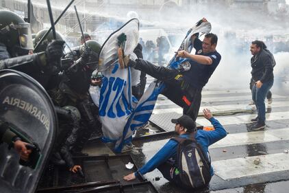 La rivolta di Buenos Aires contro Milei: le foto degli scontri 15
