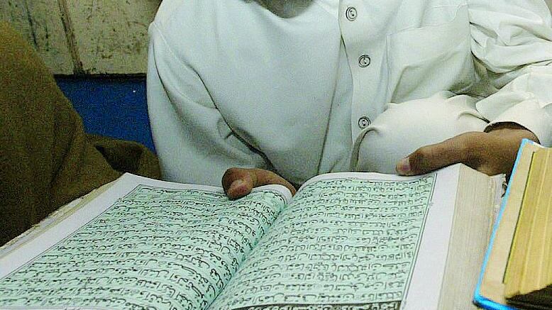 L'ultima di Hollande: lezioni di islam in carcere contro l'integralismo