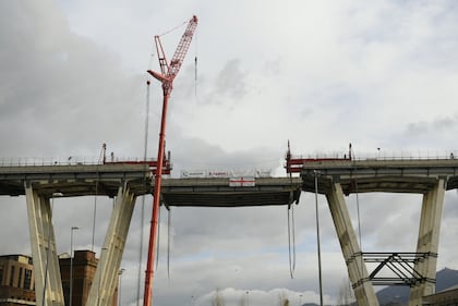 Ponte Morandi, le immagini della demolizione della trave tampone 4