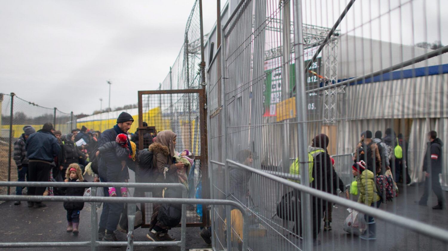 La Commissione Ue a Vienna: "Il tetto ai profughi è illegale"