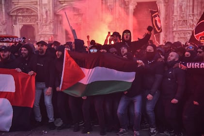 Tifosi del Psg in piazza Duomo a Milano prima della gara col Milan 5