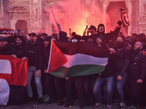 Fumogeni e bandiere della Palestina: piazza Duomo blindata per i tifosi del Psg