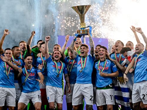Festa scudetto, tripudio azzurro a Napoli: le immagini più belle della serata