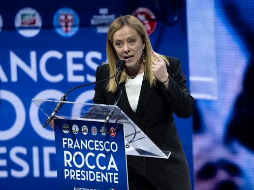 Meloni contro Macron per l'esclusione dal summit di Parigi. Poi vede Zelensky: sostegno all'Ucraina