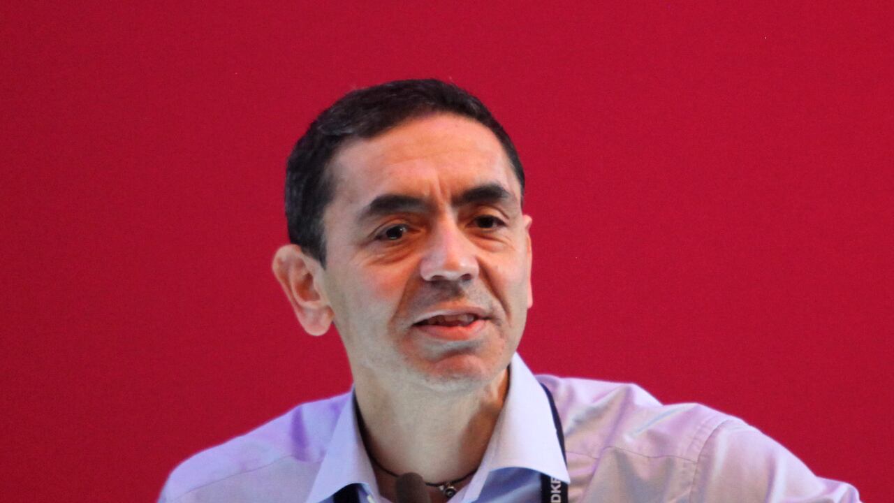 Allarme BioNTech: "I nostri vaccini non bastano". Europa già in tilt