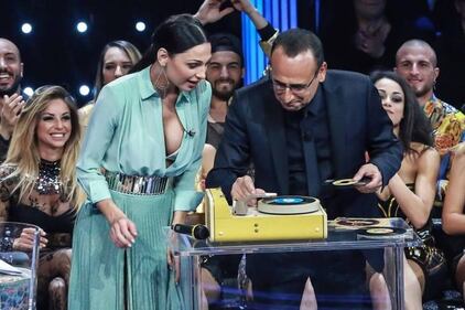 Anna Tatangelo sexy barlady 20