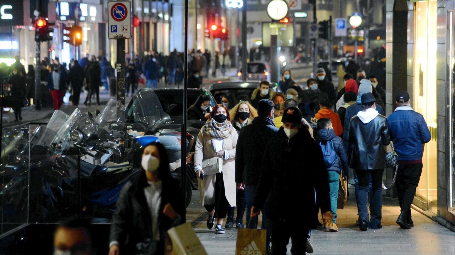 Folla nelle vie dei negozi. Parte la corsa agli acquisti