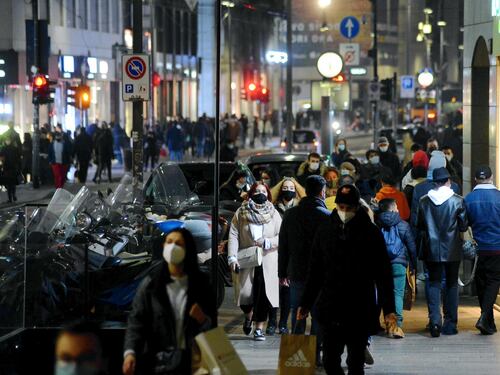 Folla nelle vie dei negozi. Parte la corsa agli acquisti