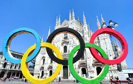 I cinque cerchi delle Olimpiadi colorano Milano 4