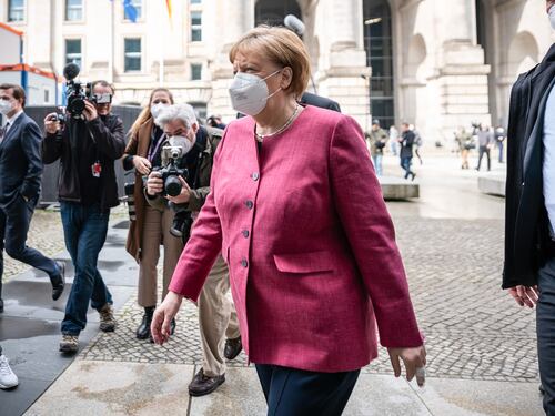 Con dati simili all'Italia la Merkel chiude "Il virus capisce solo la legge della forza"