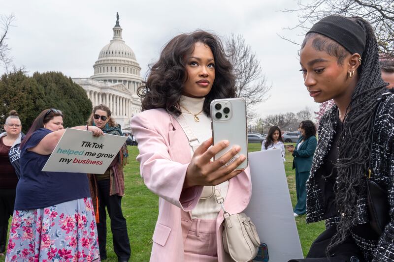 Le proteste dei tiktoker fuori dal Congresso Usa 1