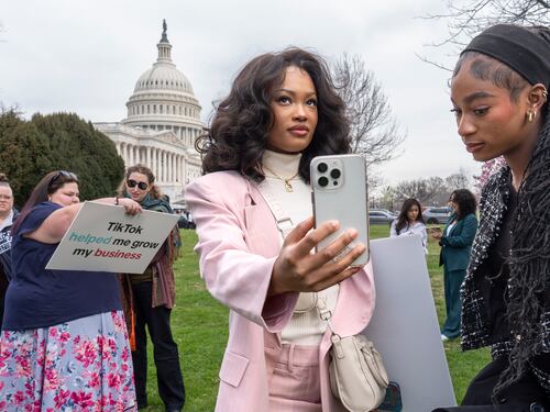 Le proteste dei tiktoker fuori dal Congresso Usa