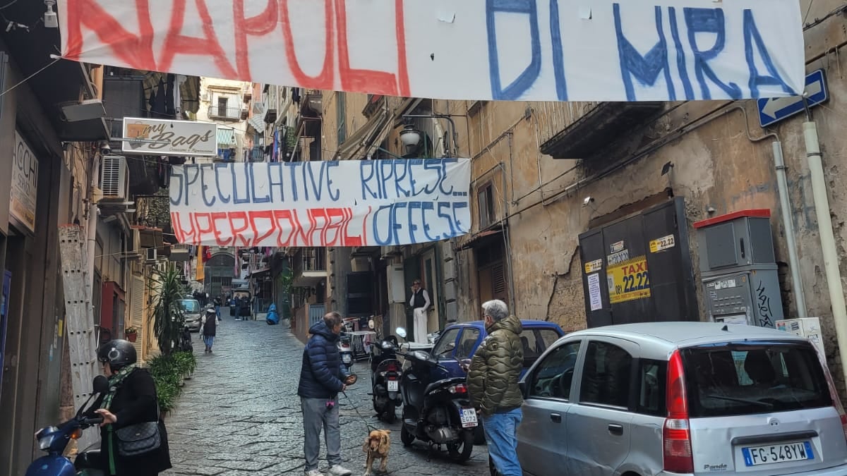 "Vai a fare soldi altrove!" Napoli si rivolta contro Saviano