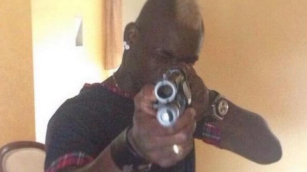 Pippo disinneschi l'arma Balo