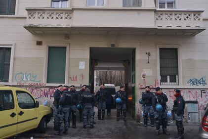 Perquisizioni e sgomberi della polizia in via Gola 2