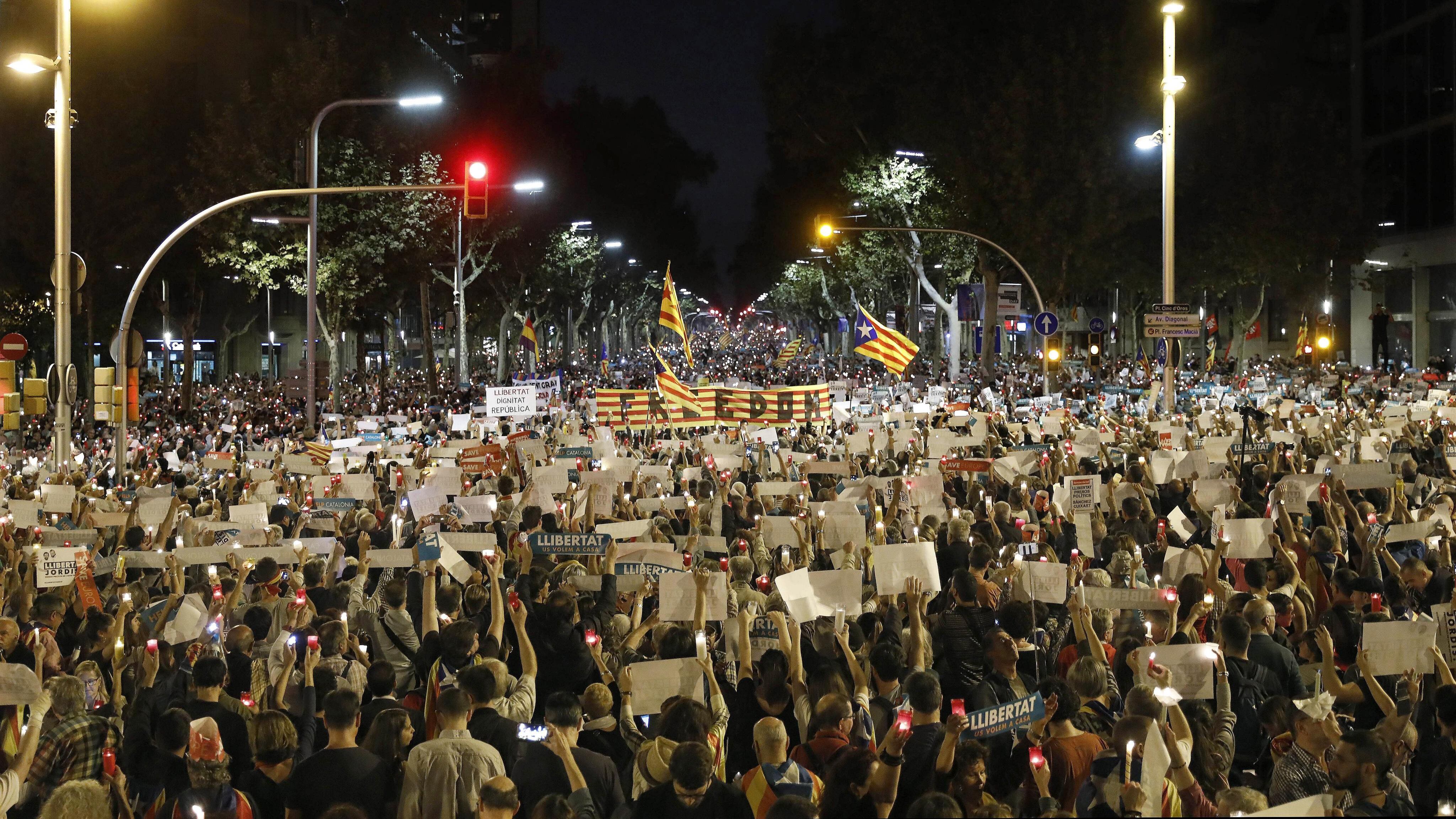 La Catalogna è commissariata. Barcellona: "Un colpo di Stato"