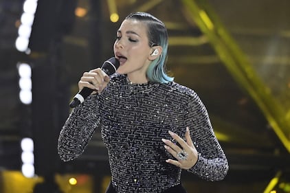 Sanremo 2024: ecco il look della finalissima del Festival di Rose Villain 1