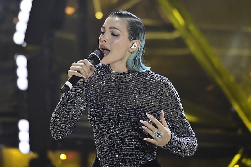 Sanremo 2024: ecco il look della finalissima del Festival di Rose Villain 1