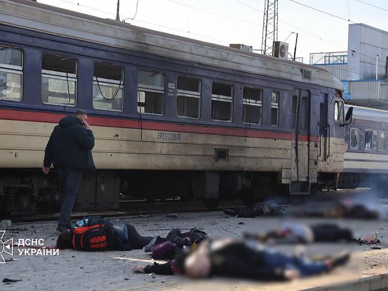 Ucraina, strage alla stazione di Dnipro: un drone russo colpisce i passeggeri in attesa del treno