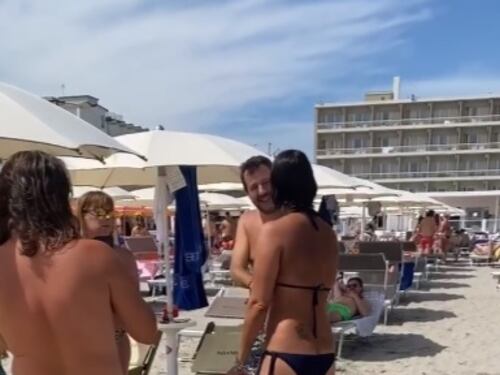 Vicesindaco Pd contro Salvini. In spiaggia scoppiano scintille