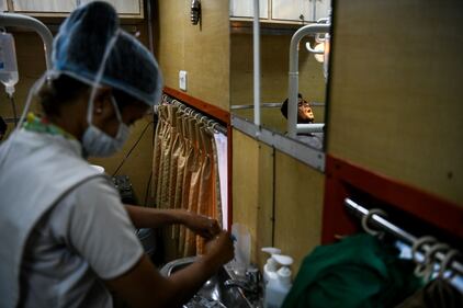 Il "vagone della salute" cura gratis i più poveri dell'India 14