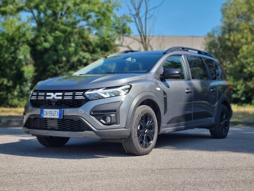 Dacia Jogger Hybrid: 7 posti, tanto spazio e consumi fino a 20 km/l, da 17.800 euro