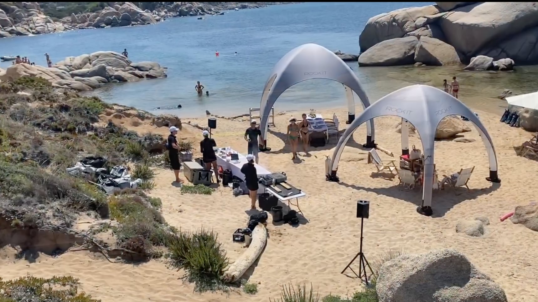 Barbecue, dj e pallavolo sulla spiaggia protetta. Bloccato il party abusivo in Sardegna