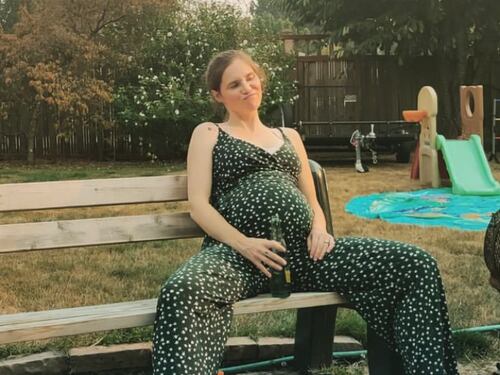 Amanda Knox di nuovo incinta: sui social la foto con il pancione in mostra