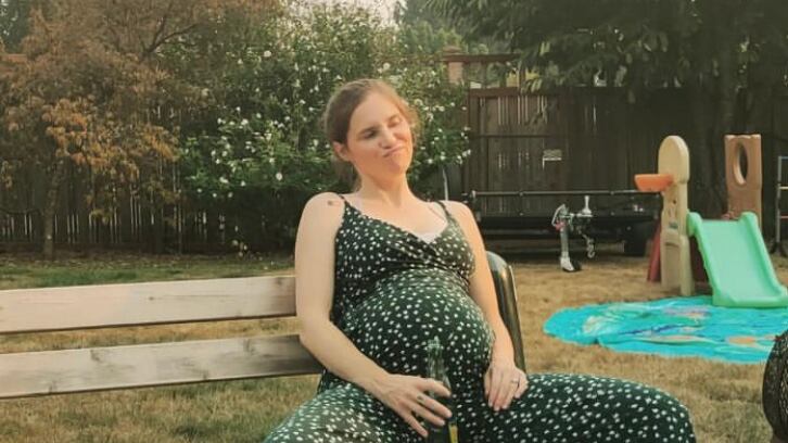 Amanda Knox di nuovo incinta: sui social la foto con il pancione in mostra