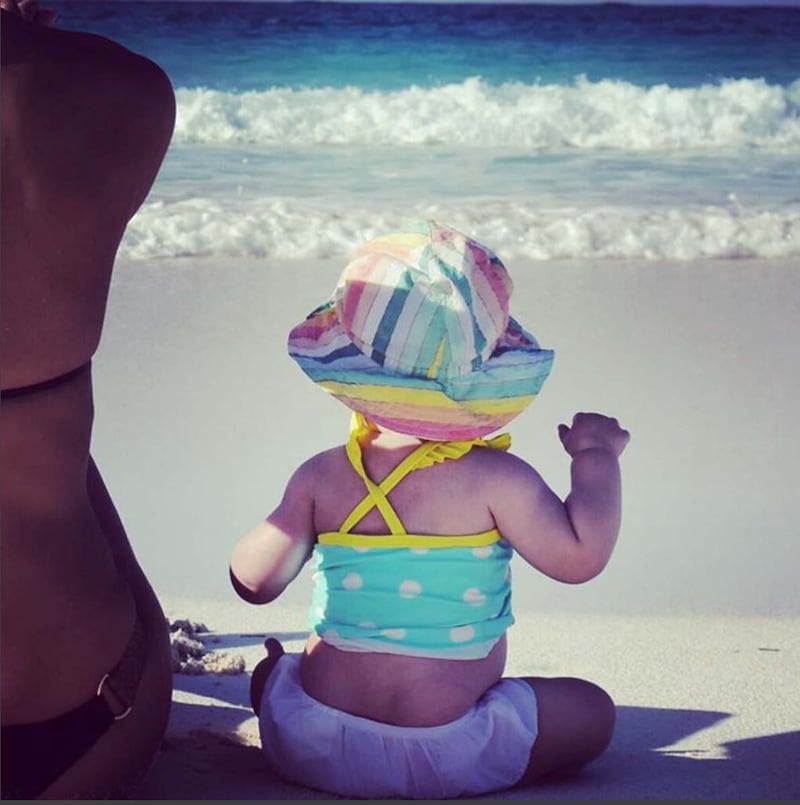 Elisabetta Canalis e Maddalena Corvaglia, bikini e bimbe 4