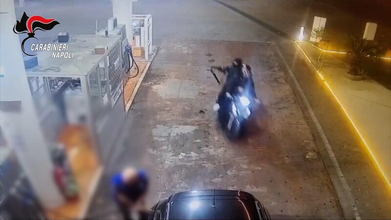 Fucile e pistola contro i dipendenti di un distributore: rapina choc a Napoli 3