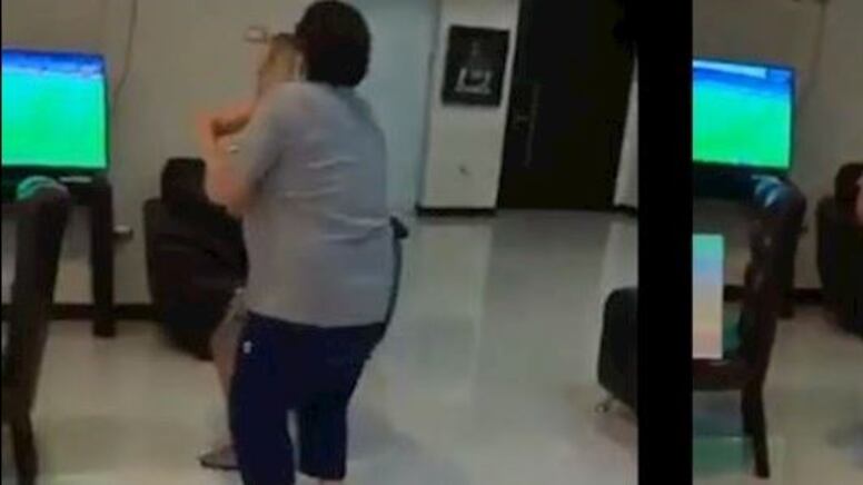 Maradona choc: balla con l'ex compagna e si abbassa i pantaloni. Il video è virale