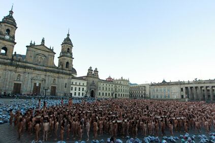 Bogotà, 6mila nudi in piazza: in posa per Tunick 11