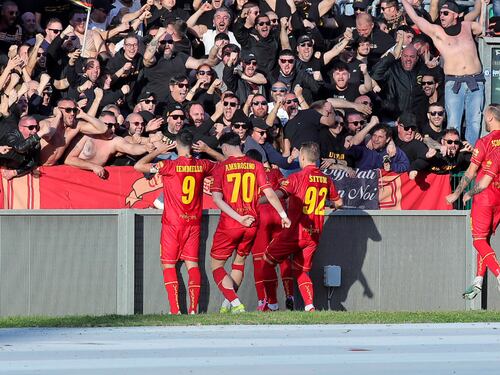 Serie B, al Parma rispondono sia Cremo che Como. Il Catanzaro vince il derby e sogna