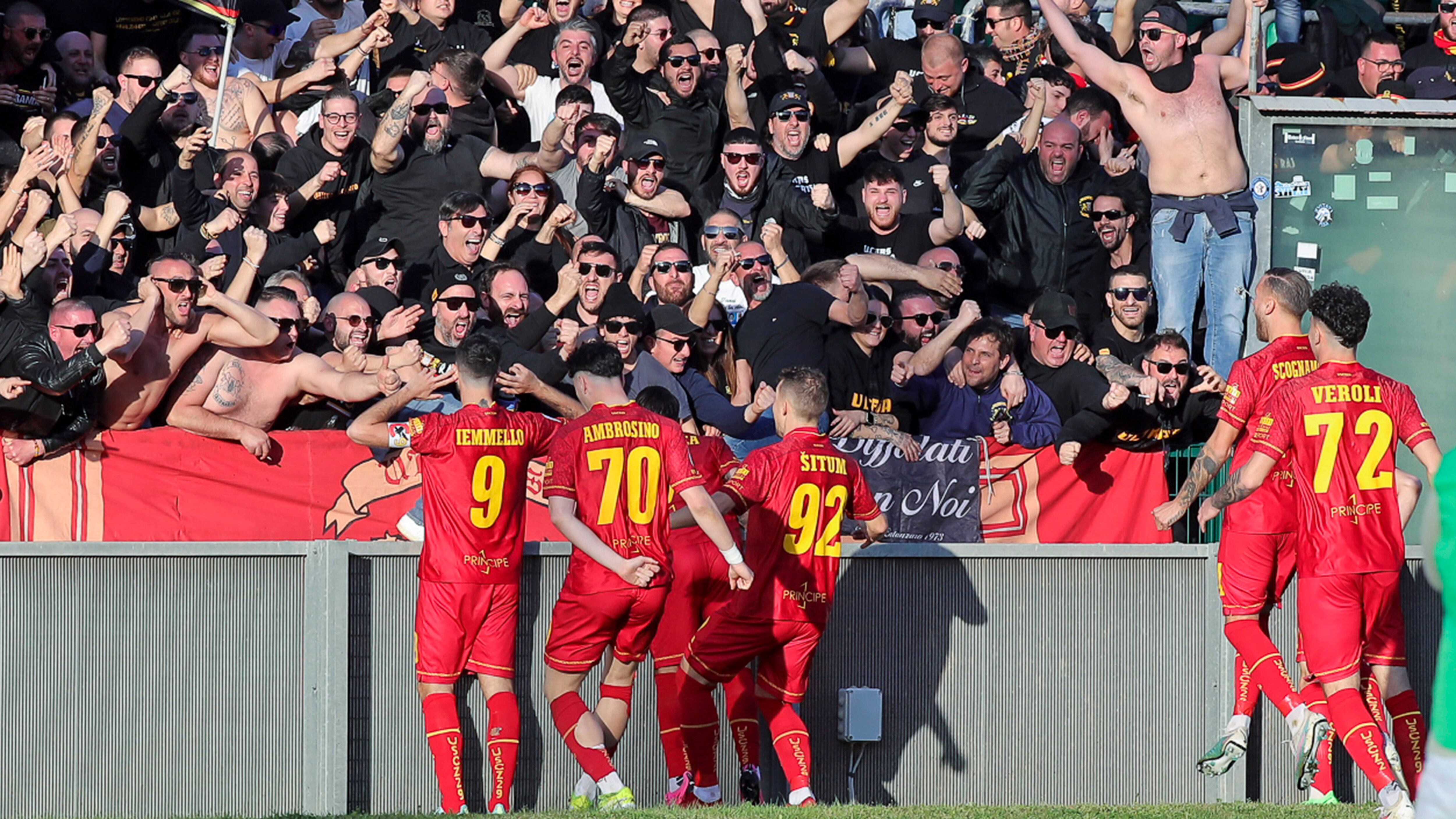 Serie B, al Parma rispondono sia Cremo che Como. Il Catanzaro vince il derby e sogna