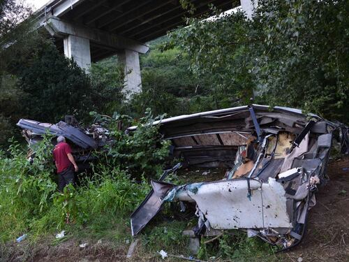 Irpinia, pullman giù dal viadotto: 38 morti