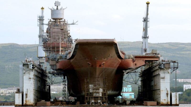 Russia, la portaerei Kuznetsov potrebbe essere demolita