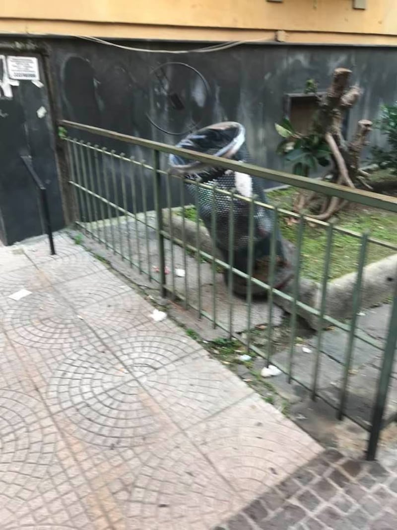 Napoli, vandali in azione a Chiaia: le immagini dei danni 4