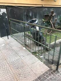 Napoli, vandali in azione a Chiaia: le immagini dei danni 4